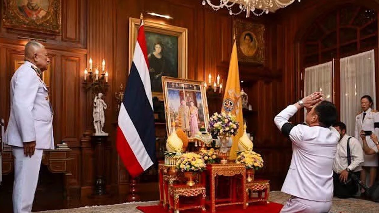 “ในหลวง - พระราชินี” พระราชทานแจกันดอกไม้ “อนุทิน” เนื่องในวันเกิดอายุครบ 60 ปี