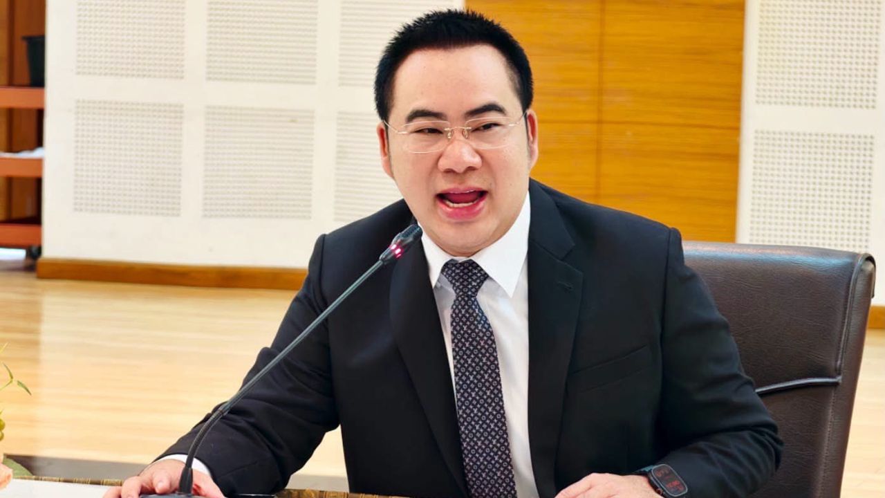 “พลภูมิ” ตั้งคำถาม ทำไม สก.พรรคประชาชน ไม่เอา “รถเก็บขยะ EV”