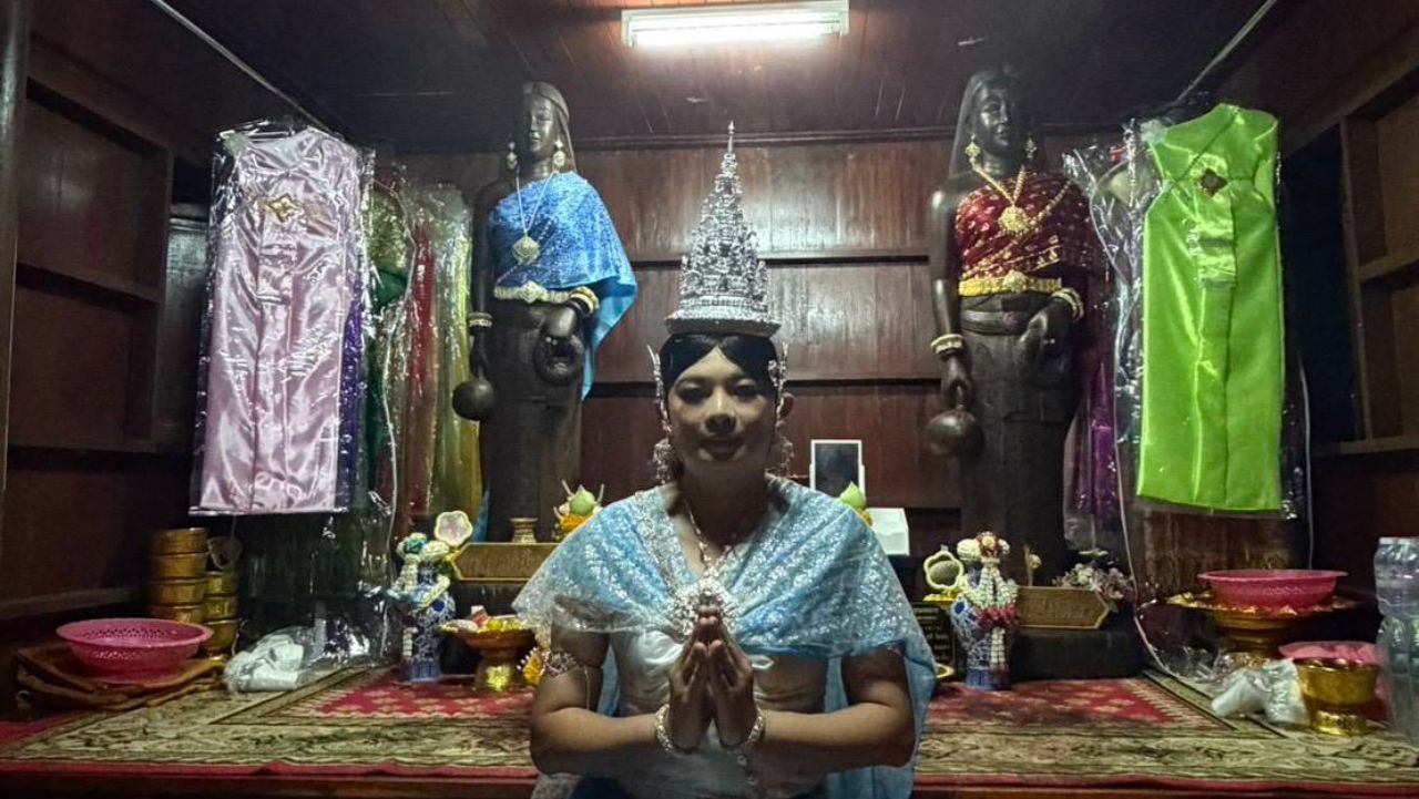 หนุ่มแต่งชุดไทย รำแก้บนเจ้าแม่ตะเคียนคู่ ถ่ายภาพติดหญิงผมยาวในกระจก แย้มเลขธูปมงคล