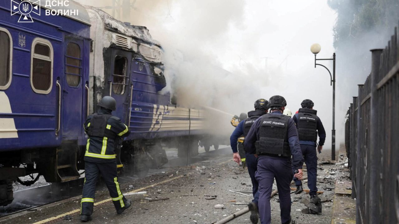 โดรนรัสเซียโจมตีรถไฟยูเครน หลังคณะของอดีตผู้นำ UK เดินทางกลับ