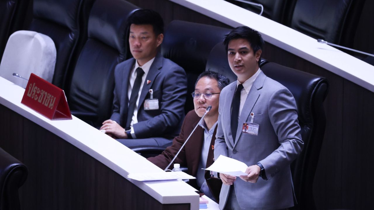 ประท้วงวุ่น “พริษฐ์” แขวะ “นายกฯ หนู” ไม่ได้เรื่อง ปล่อยลูกพรรคร่วมขบวนการฮั้วสว.