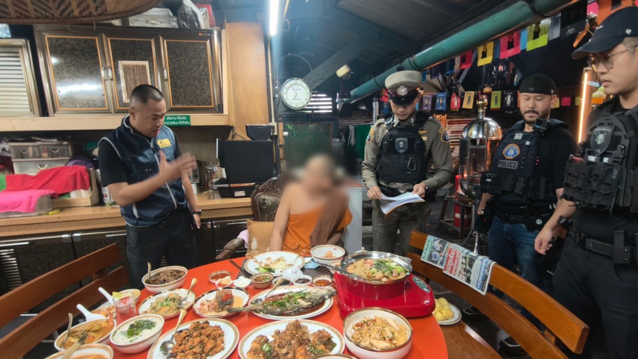เปิดภาพโต๊ะอาหาร “หลวงพ่ออติโชติ” ขณะถูกจับกุม จานขอบทอง-เมนูหลากหลาย