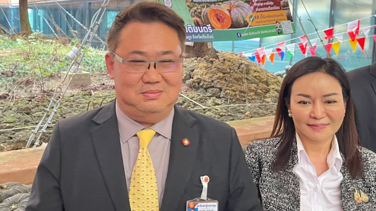 “นรพล” ขนฟักทองแม่แจ่ม 2 ตัน แจกฟรี ที่ รัฐสภา หลังราคาดิ่งเหว