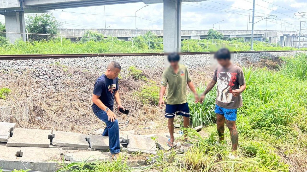 จับโจรขโมยตัดสายไฟ “รถไฟฟ้าสีแดง” เอาทองแดงไปขาย ดำเนินคดีร้านรับซื้อของเก่าด้วย