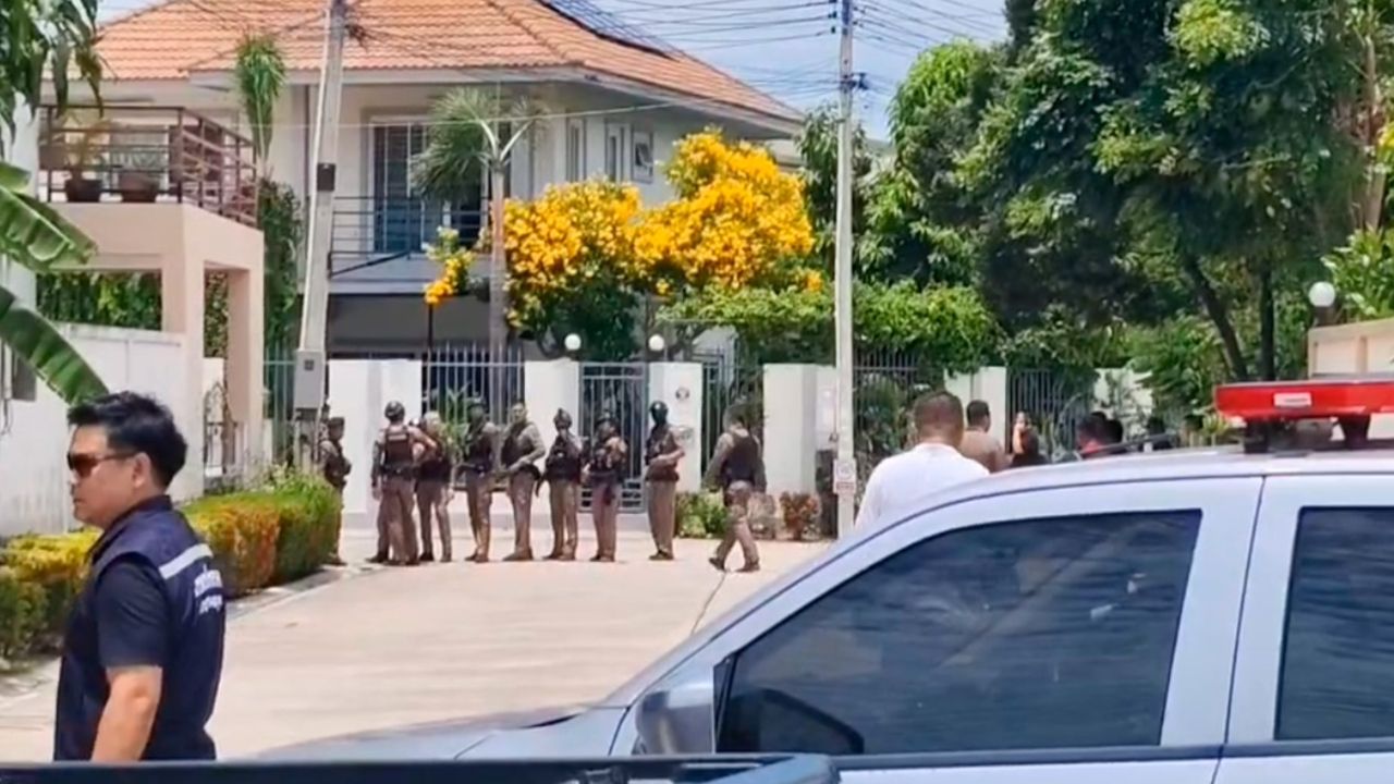 ตร.ปิดล้อมบ้านพัก “ร.ต.ต.” จ่อยิงครูสาวดับคาศูนย์เด็กเล็ก เกลี้ยกล่อมให้มอบตัว