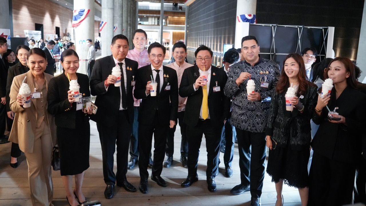 “ยศชนัน” ควง รมช.เกษตรฯ นำทัพ สส.เพื่อไทย อุดหนุนนมไทยอุ้มเกษตรกรโคนม