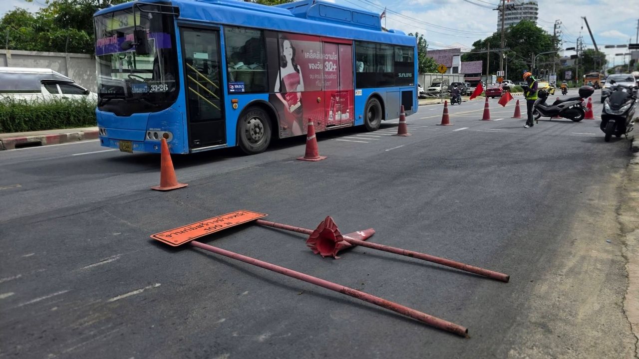 ถนนสามเสน ใกล้รัฐสภาทรุดตัว 20 ซม. เจ้าหน้าที่เร่งแก้ไข แนะเส้นทางเลี่ยงรถติด