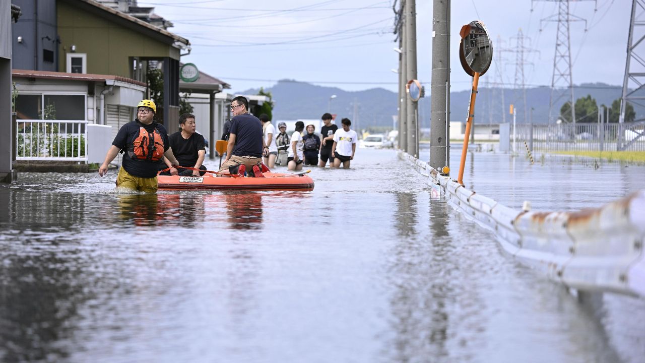 ฝนถล่มญี่ปุ่น น้ำท่วมหนักกระทบโตเกียว หญิงวัย 60 ดับในรถจมน้ำ เตือนดินถล่มระดับสูงสุด