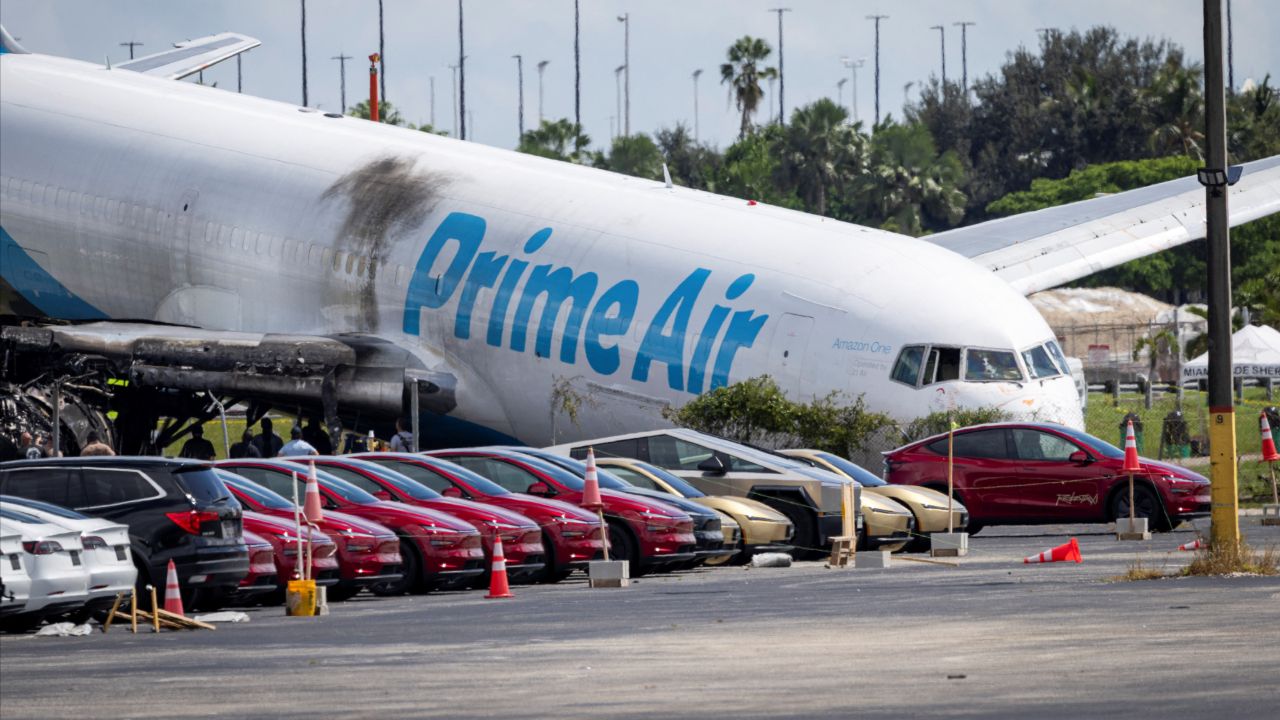 เผยเครื่องบิน Amazon หลุดรันเวย์ชนรถ 2 คันดับ 5 ศพ กู้กล่องดำได้แล้ว