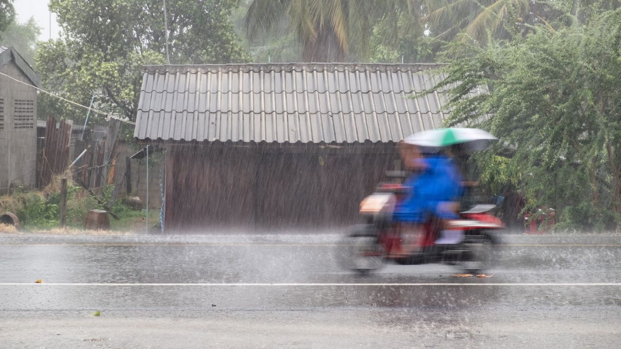 อุตุฯ ฉบับ 8 เช็กรายชื่อจังหวัดเสี่ยง "ฝนตกหนักถึงหนักมาก" เตือนจับตาพายุโซนร้อน