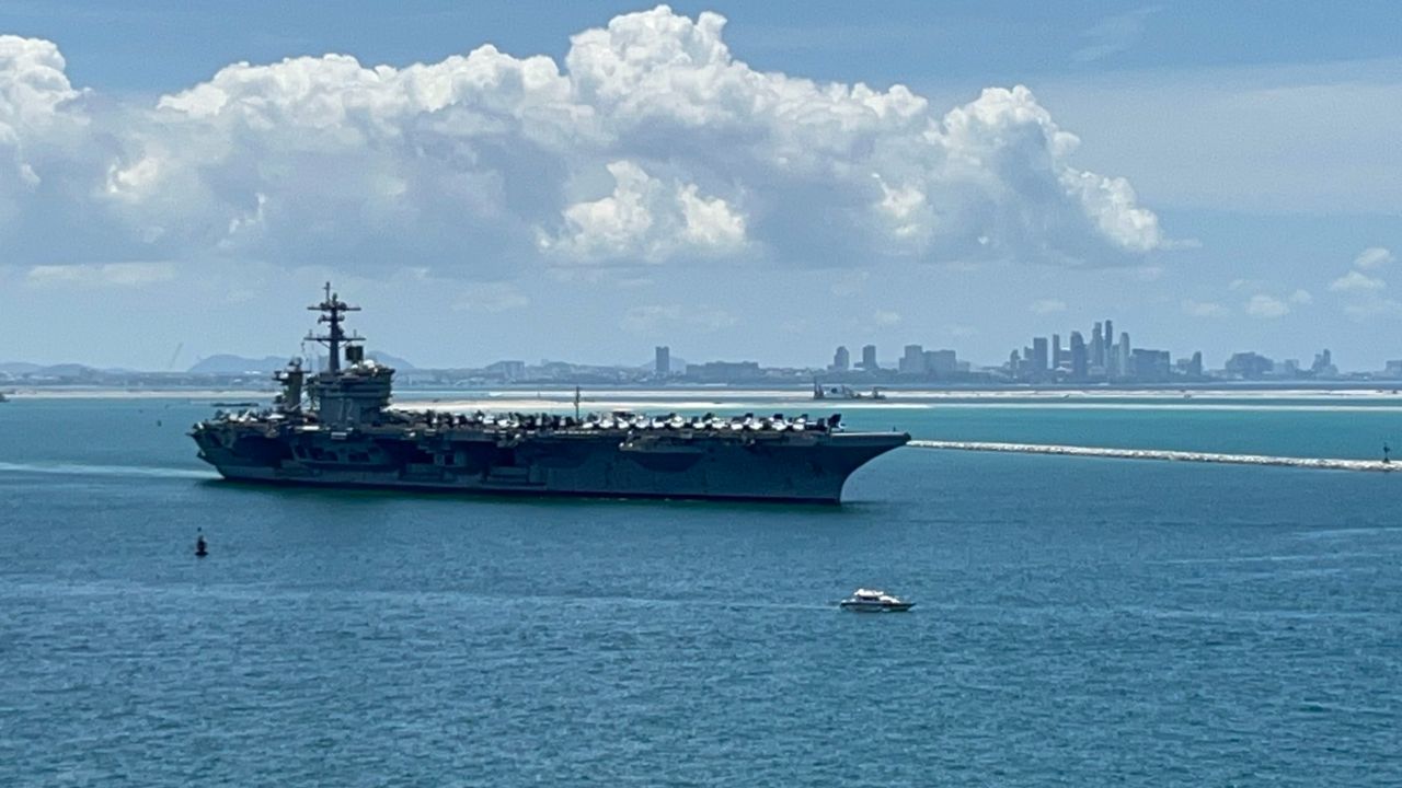 ลาแล้วไทยแลนด์ เรือ USS Abraham Lincoln ถอนสมอออกจากแหลมฉบัง หลังพักนาน 4 วัน