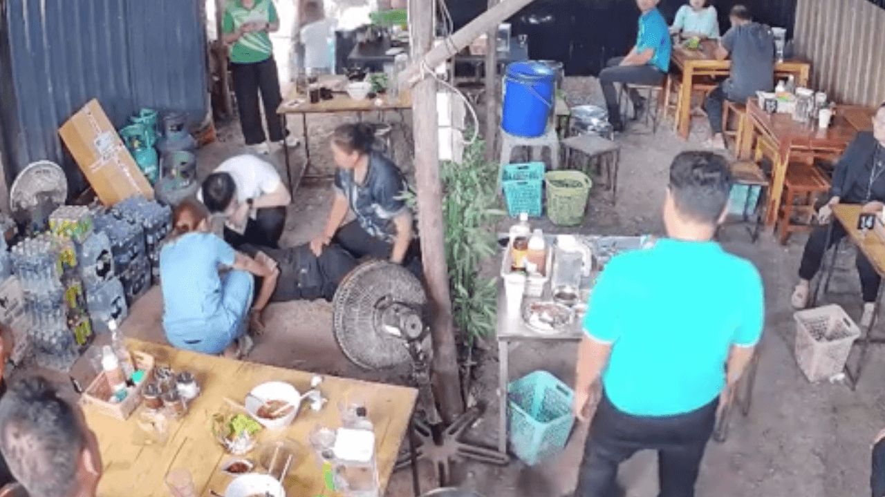 เปิดใจ "เจ้าของร้านก๋วยเตี๋ยว" เล่านาที "หมอฉุกเฉิน" ปั๊มหัวใจช่วยลูกค้ารอดปาฏิหาริย์