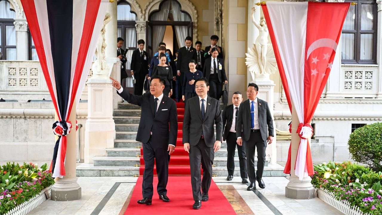 "อนุทิน-ลอว์เรนซ์ หว่อง" โชว์มิตรภาพผ่านของขวัญสุดรู้ใจ
