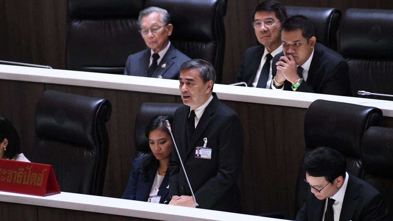 “อภิสิทธิ์” ซัด ประธานสภาฯ ถ่วงญัตติดับไฟใต้-หนีวาระ กกต. เลื่อนญัตติอื่นมาแทน