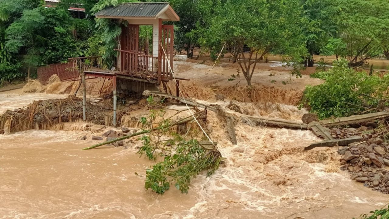 แม่ฮ่องสอนอ่วม ฝนตกหนักน้ำป่าทะลักท่วมบ้านเรือน ซัดถนนพัง รถแบ็คโฮจมน้ำ
