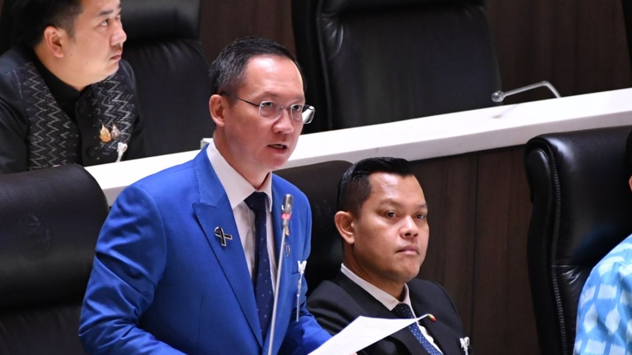 “อัครเดช” ซัด “เท้ง” อย่า “ลิเกการเมือง” ยันระบอบสีน้ำเงินไม่มีอยู่จริง