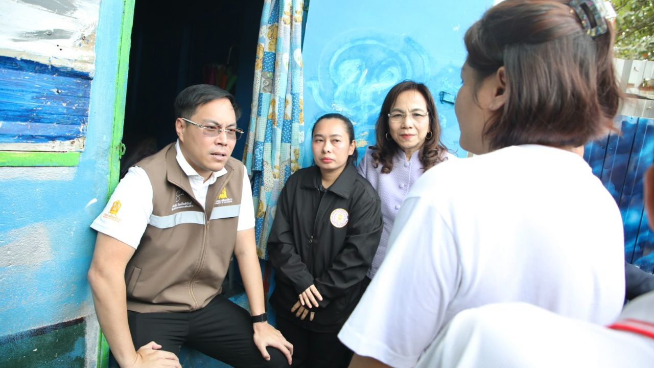 “อัครนันท์” ลุยต่อหลัง ครม.สัญจร ลงพื้นที่เยี่ยมบ้านนักเรียนยากจน รับฟังปัญหาพร้อมคณะครู