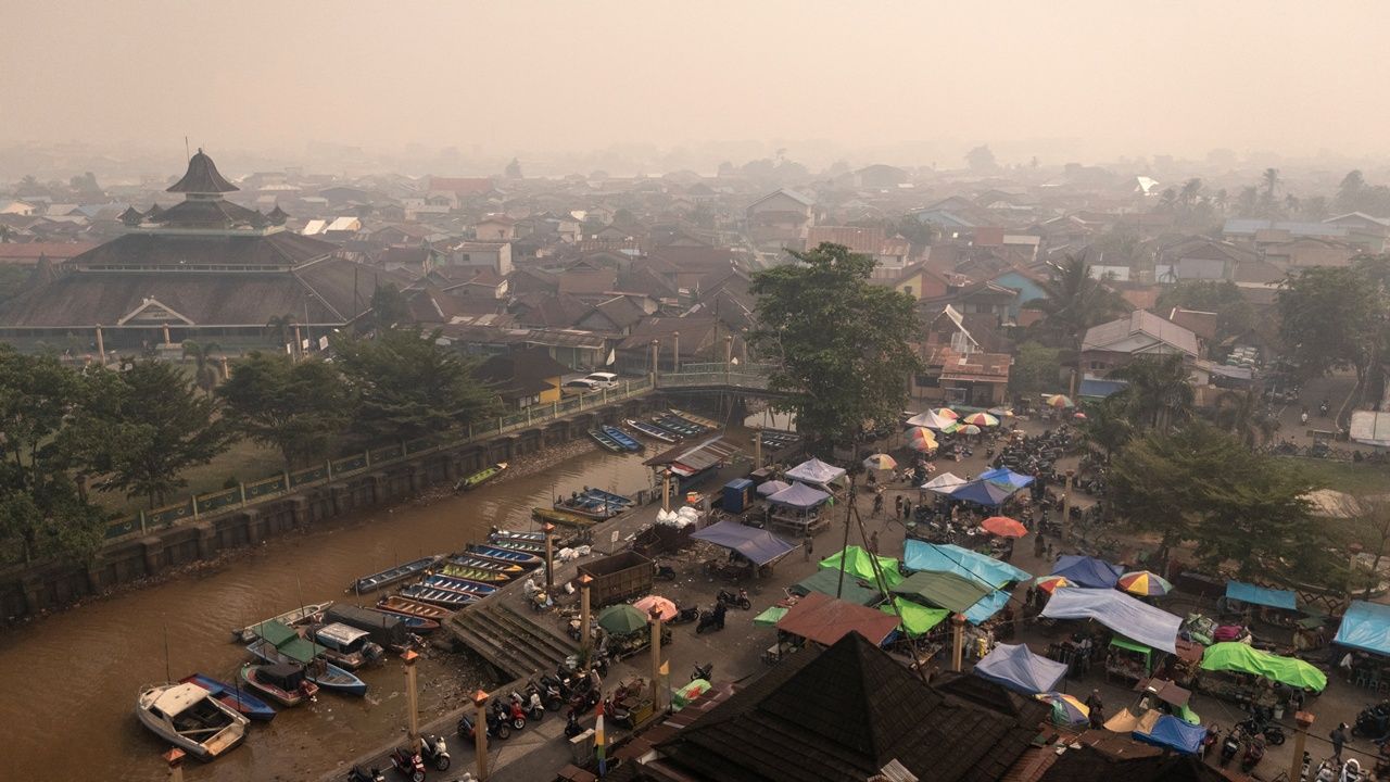 ไฟป่าทำพิษ สภาพอากาศเกาะบอเนียว พุ่งสู่ระดับ “เป็นอันตราย”