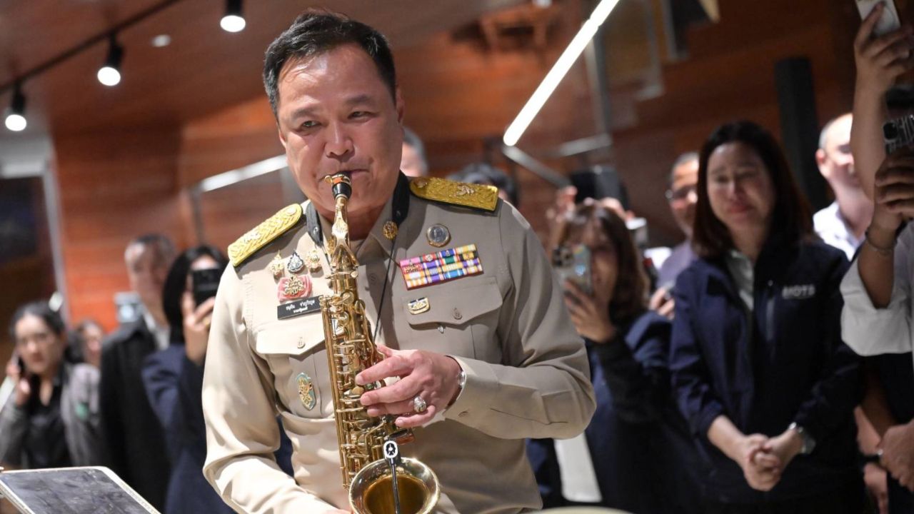 “อนุทิน” แจมวงดนตรี โชว์เป่าแซกโซโฟนเพลง “Fly Me to the Moon” เดินเมืองเก่าสงขลา
