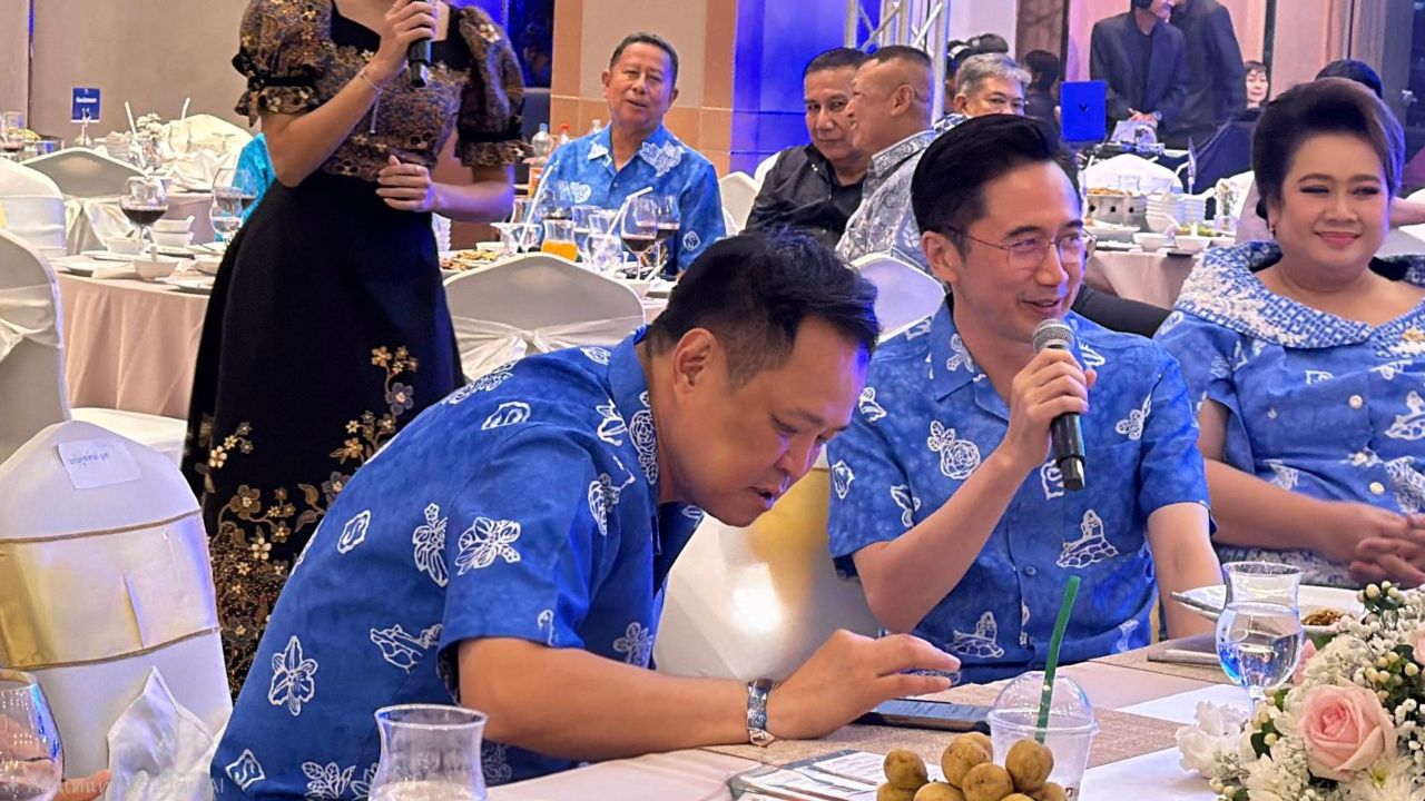 ครม.สัญจรชื่นมื่น “อนุทิน-ยศชนัน” ร้องเพลงกระชับสัมพันธ์ “ศุภมาส” จุ๊บแก้มเติมเชน