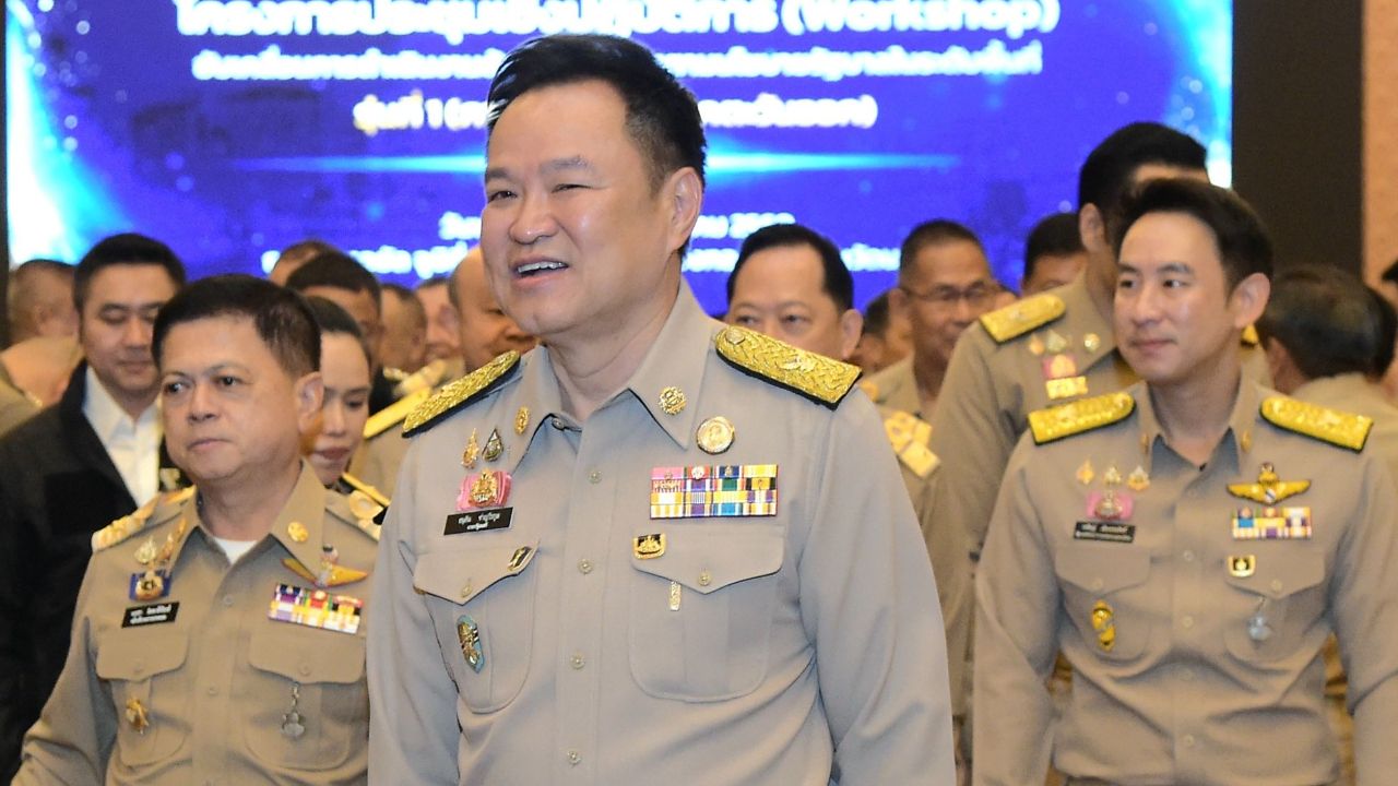 “อนุทิน” หัวเราะ ไม่ตอบนัยการเมืองปมโพสต์ “เหล็กไม่ละลาย แต่ไอศกรีมละลาย”