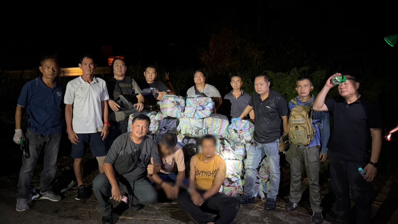 ตำรวจเมืองเชียงราย จับยาบ้าเกือบ 5 ล้านเม็ด คนร้ายซิ่งกระบะหลบหนี รถพลิกคว่ำลงคลอง