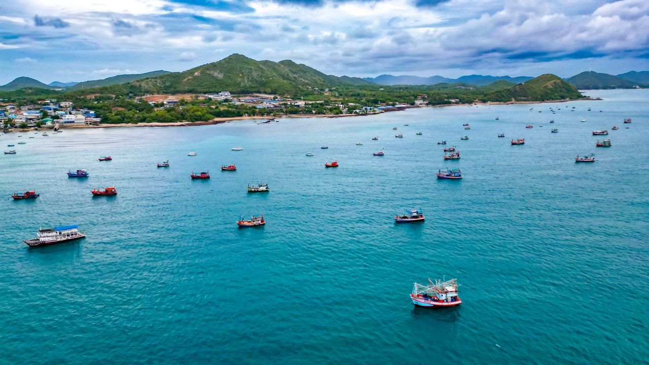 ตระการตา "เรือประมงนับร้อย" จอดทอดสมอหลบคลื่นลม กลางอ่าวแสมสาร จ.ชลบุรี