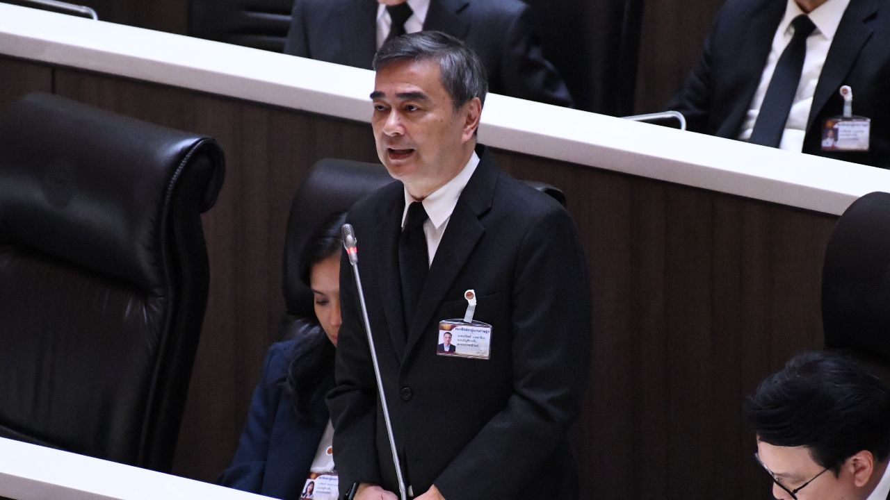 “มาร์ค” ซัด พ.ร.ก. กู้เงิน 4 แสนล้าน แก้ไม่ตรงจุด เสี่ยงทุจริต