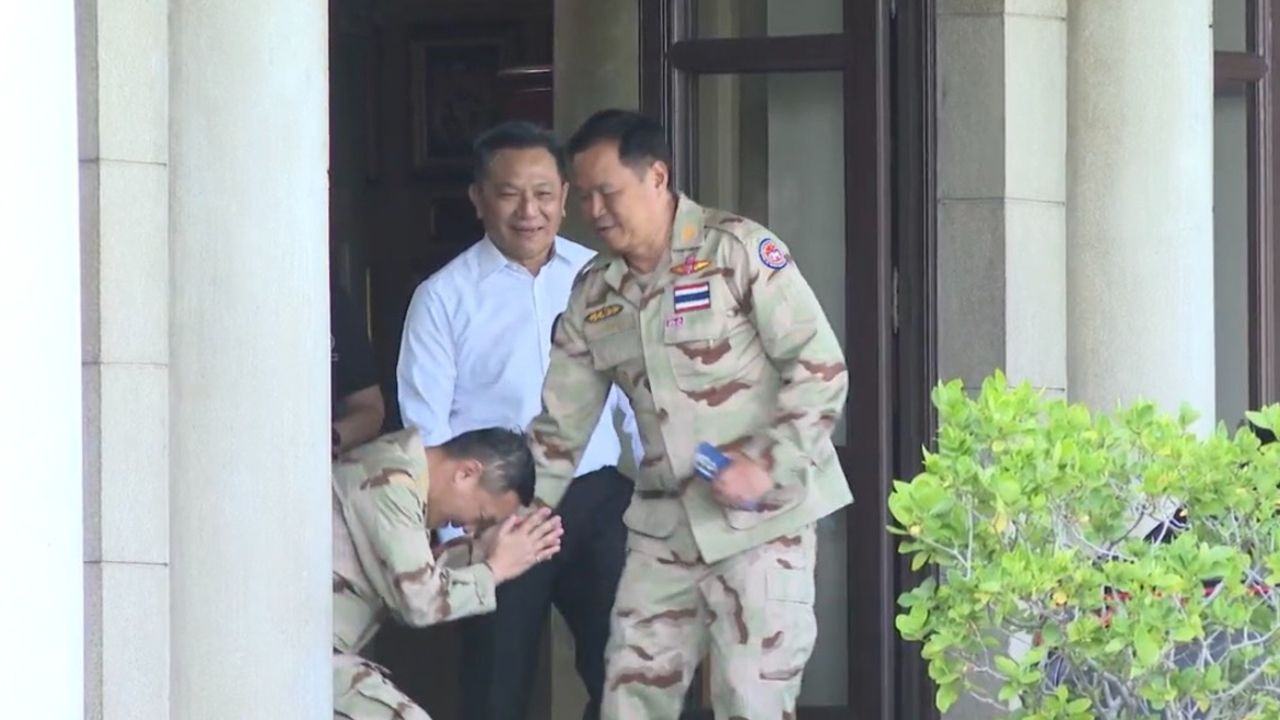ปลัดมหาดไทย ก้มไหว้ย่อ ส่ง “อนุทิน” กลับบ้าน  สะพัดรอดพ้นรีเซ็ตโยกย้ายครั้งใหญ่