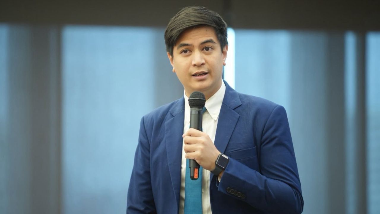 “พริษฐ์” เปิดประวัติการโทร แฉผู้เชี่ยวชาญประจำตัว สส.ภูมิใจไทย โทรหา สว. 19 คน รวม 62 ครั้ง