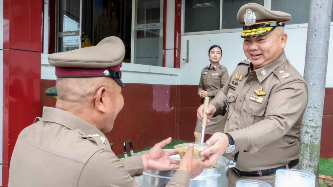 ผบก.กาฬสินธุ์ เสิร์ฟข้าวต้มหมูสับ หลังเคารพธงชาติ หวังแบ่งเบาภาระตำรวจชั้นผู้น้อย