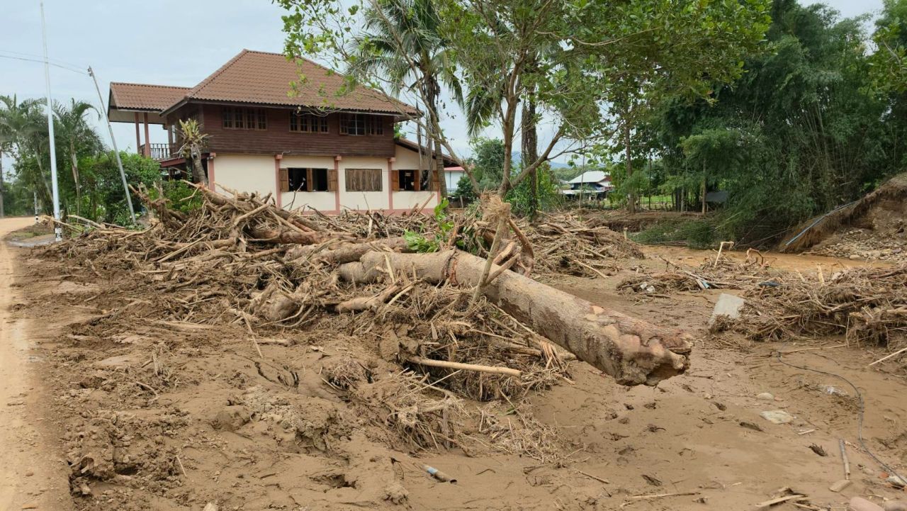 หลังน้ำท่วมบ้าน ชาวบ้านวอนช่วยจ่ายไฟ เคลียร์ดินโคลน เต็มบ่อ-ห้องน้ำ