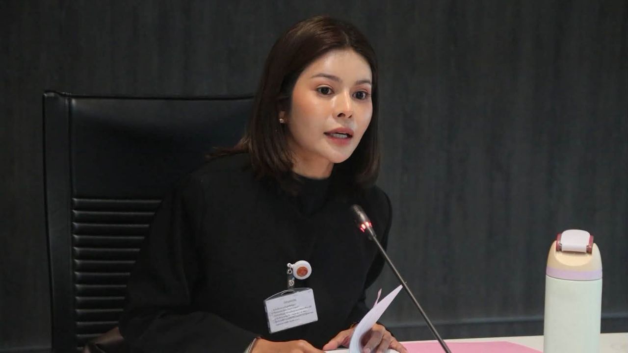 “ลิซ่า” ซัดตั้งผู้ว่าฯ บุรีรัมย์ นั่งอธิบดีกรม สถ. ฉะเล่นการเมืองแบบไม่เหนียมอาย