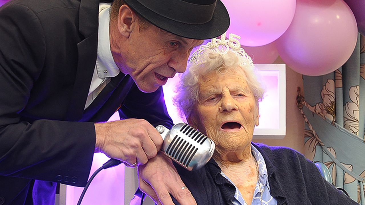 หญิงอังกฤษฉลองวันเกิด 117 ปี ครองสถิติคนอายุมากที่สุดในโลก