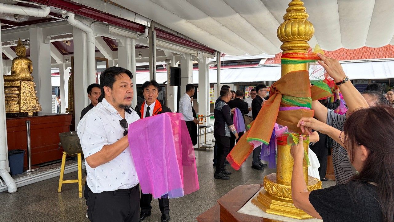 “กลุ่มสว.สำรอง” รวมตัวทำพิธีศักดิ์สิทธิ์ผูกผ้าเสาหลักเมือง-กราบพระแก้วมรกต