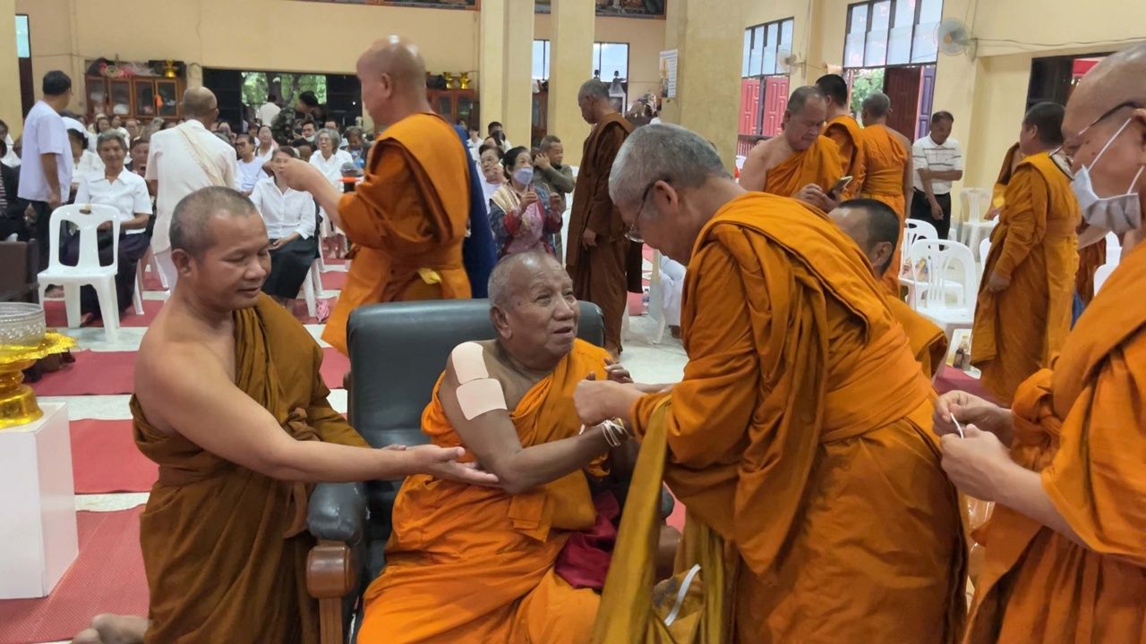 คณะสงฆ์ขอนแก่น ร่วมทำพิธีเจริญพระพุทธมนต์ ผูกข้อต่อแขน "เจ้าอาวาสวัดป่าอดุลยาราม"