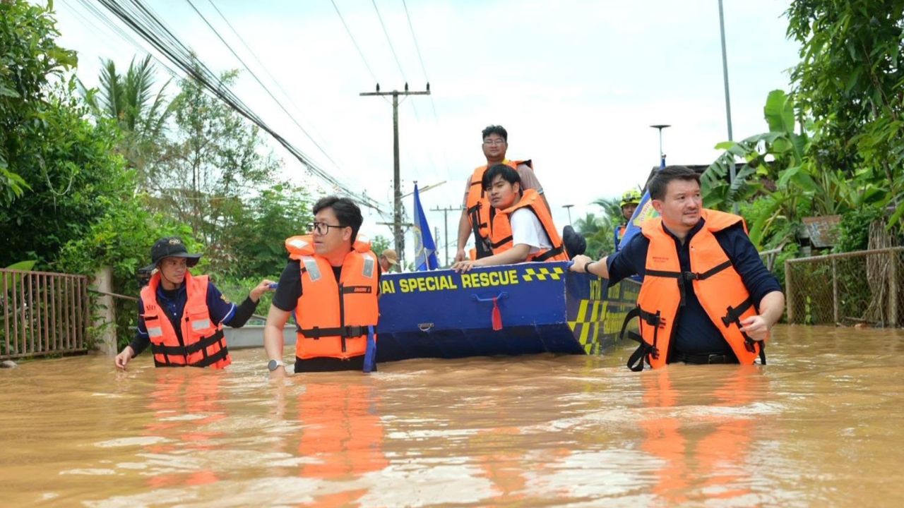 สส.พรรคประชาชน ลุยช่วยชาวน่านล้างบ้านหลังน้ำลด พร้อมติดตามมวลน้ำที่จะไหลไปเวียงสา