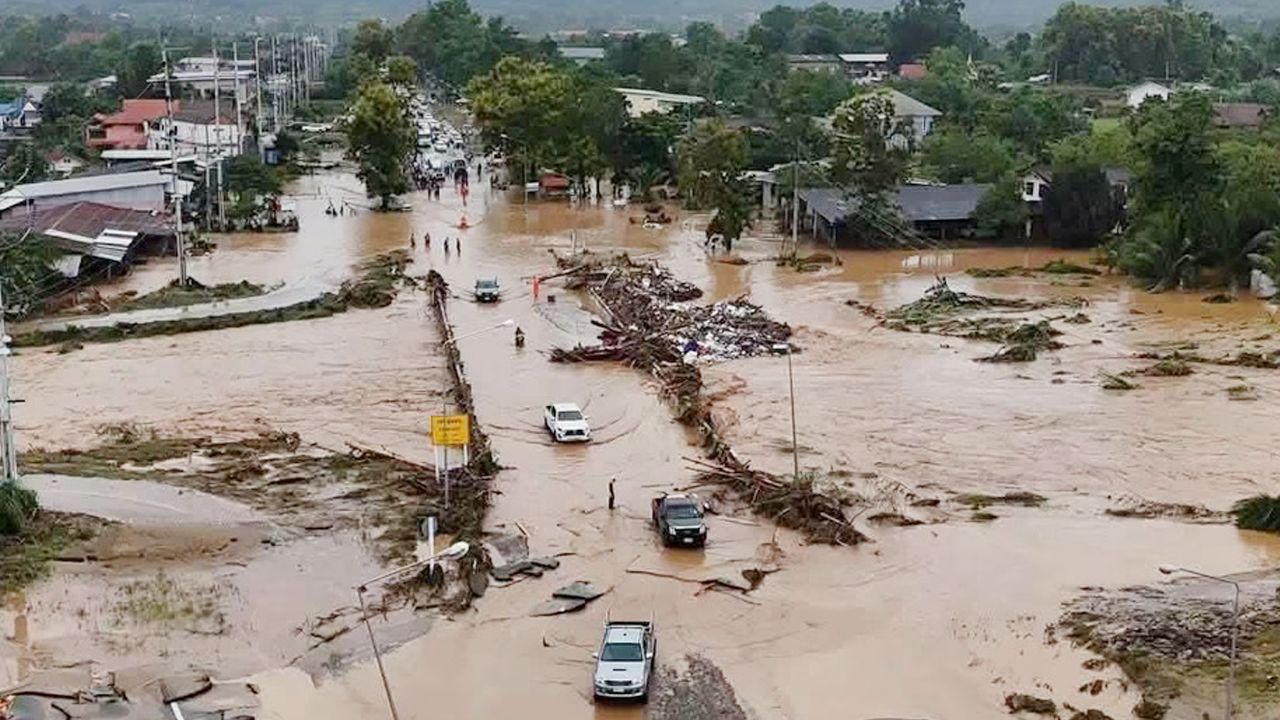 อัปเดตน้ำท่วมภาคเหนือ กรมทางหลวง ระดมเครื่องจักรซ่อมทาง-สะพานขาดที่น่าน