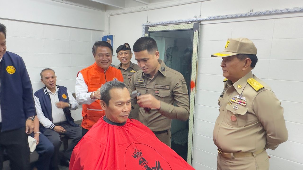 ผกก.สภ.บ้านนา เปิด “บ้านนาบาร์เบอร์” ตัดผมฟรีให้ตำรวจ-ประชาชน หวังช่วยลดค่าครองชีพ
