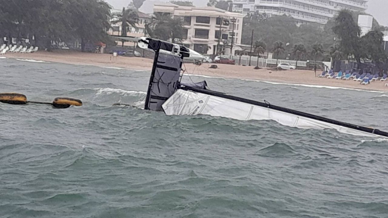 เจ้าหน้าที่กู้ภัยลุยฝ่าคลื่นลม ช่วย "นักกีฬาเรือใบ" เรือล่มกลางทะเล หาดจอมเทียน