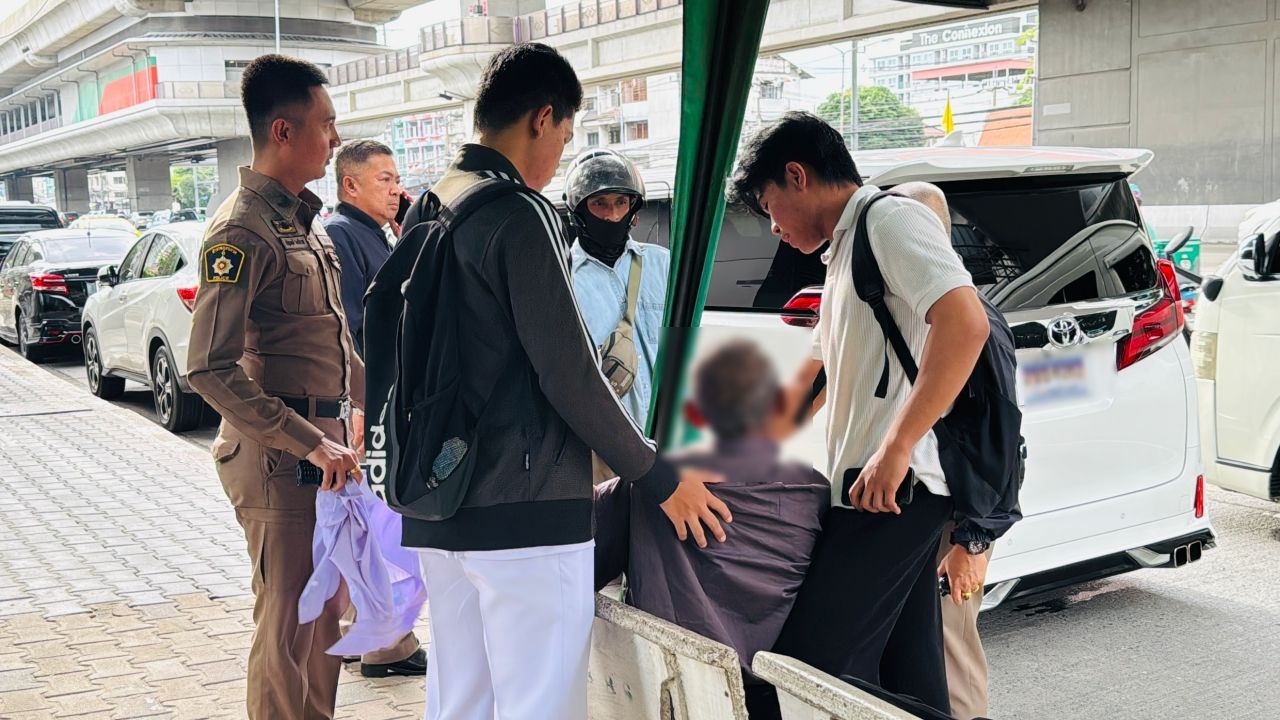 นาทีชีวิต ลุงวัย 66 ปี เป็นโรคหัวใจ วูบหมดสติคาป้ายรถเมล์ ตำรวจ-บุรุษพยาบาล รีบช่วย