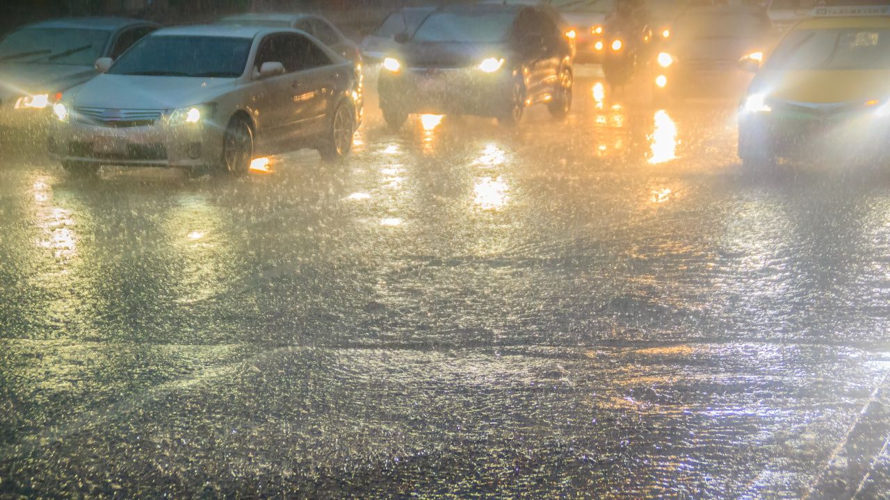 อุตุฯ เตือน "ฝนตกหนัก" ฉบับที่ 5 เช็กจังหวัดได้รับผลกระทบ ระวังน้ำท่วมฉับพลัน