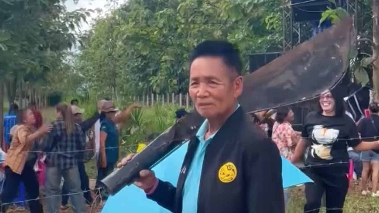 เปิดใจ ผู้ช่วยผู้ใหญ่บ้าน แบกอีโต้แก้วหน้าม้าคุมงานหมอลำซิ่ง สนองนโยบายห้ามพกปืน