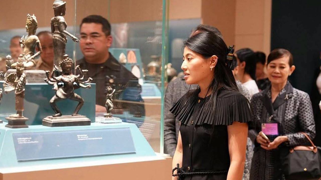 เจ้าฟ้าสิริวัณณวรีฯ เสด็จพิพิธภัณฑสถานแห่งชาติ พระนคร ทอดพระเนตรโบราณวัตถุสำคัญ