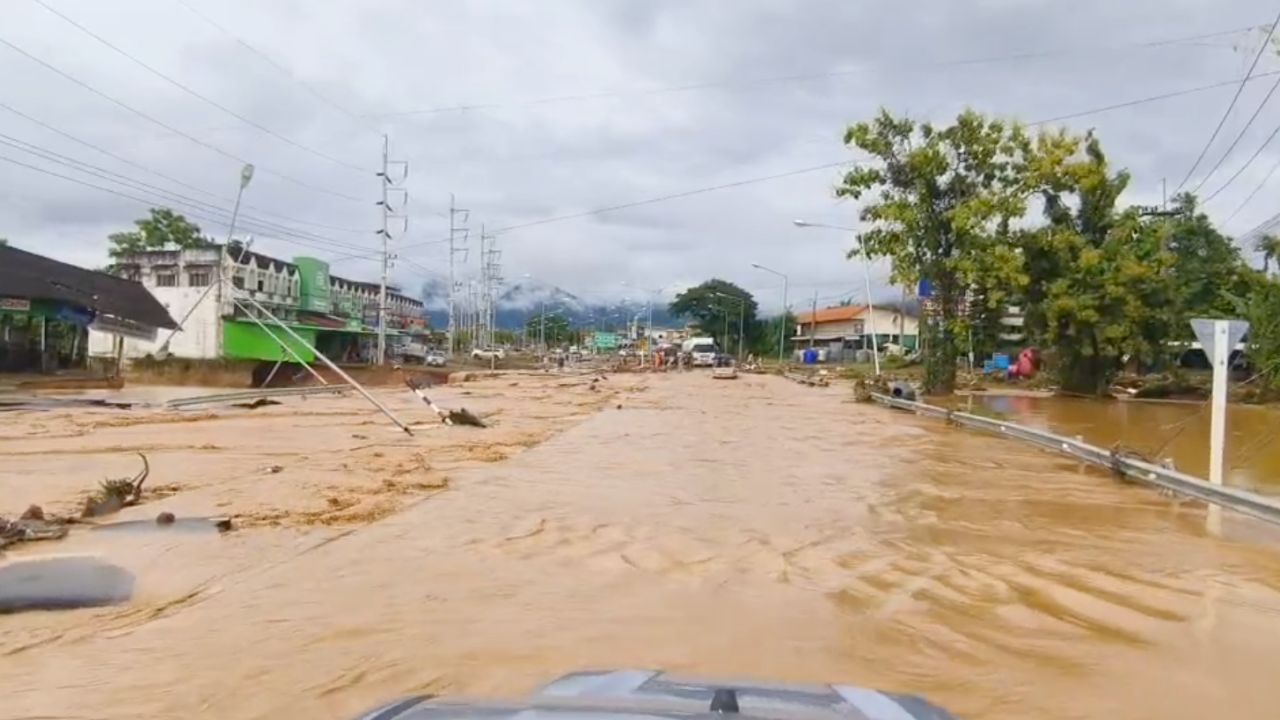 ฝนตกหนักที่น่าน ไม่ใช่ “เรนบอมบ์” อุตุฯ เผยสาเหตุจริง เฝ้าระวังตกเพิ่ม 28 ส.ค. นี้