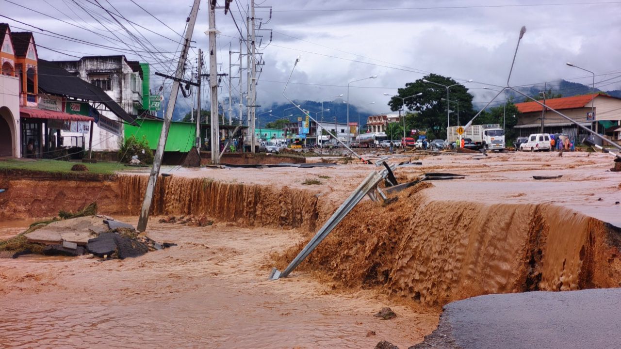 น้ำท่วมปัว จ.น่าน ระดับน้ำลดลง พบความเสียหายเป็นวงกว้าง เสาไฟฟ้าล้ม-ถนนขาด