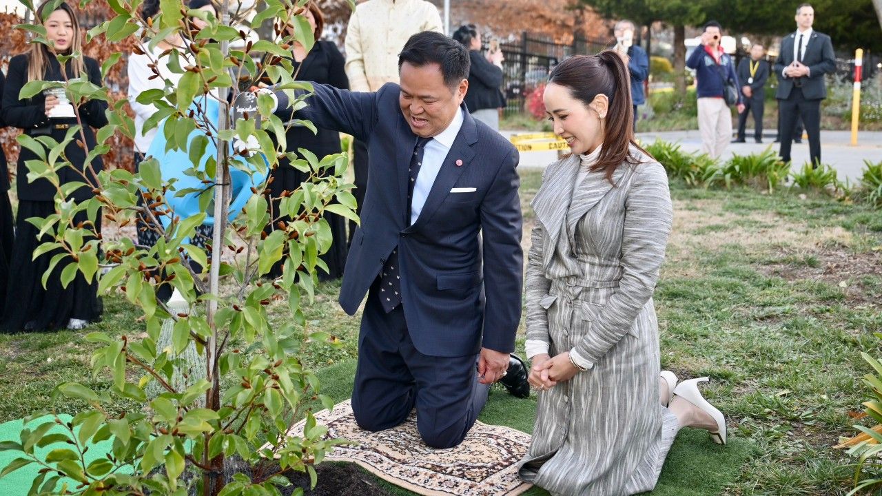 นายกฯ เยือนวัดไทยในต่างแดน ปลูกต้น "แมกโนเลีย" ไว้เป็นที่ระลึก