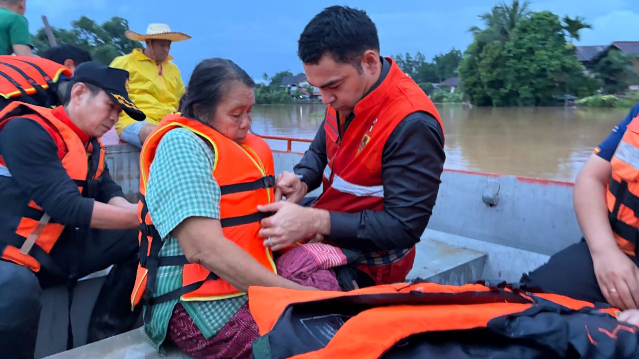 “เจเศรษฐ์” นำทีมลงเรือท้องแบน เร่งอพยพชาวบ้านก่อนมืด หวั่นคืนนี้น้ำทะลักสูงขึ้น