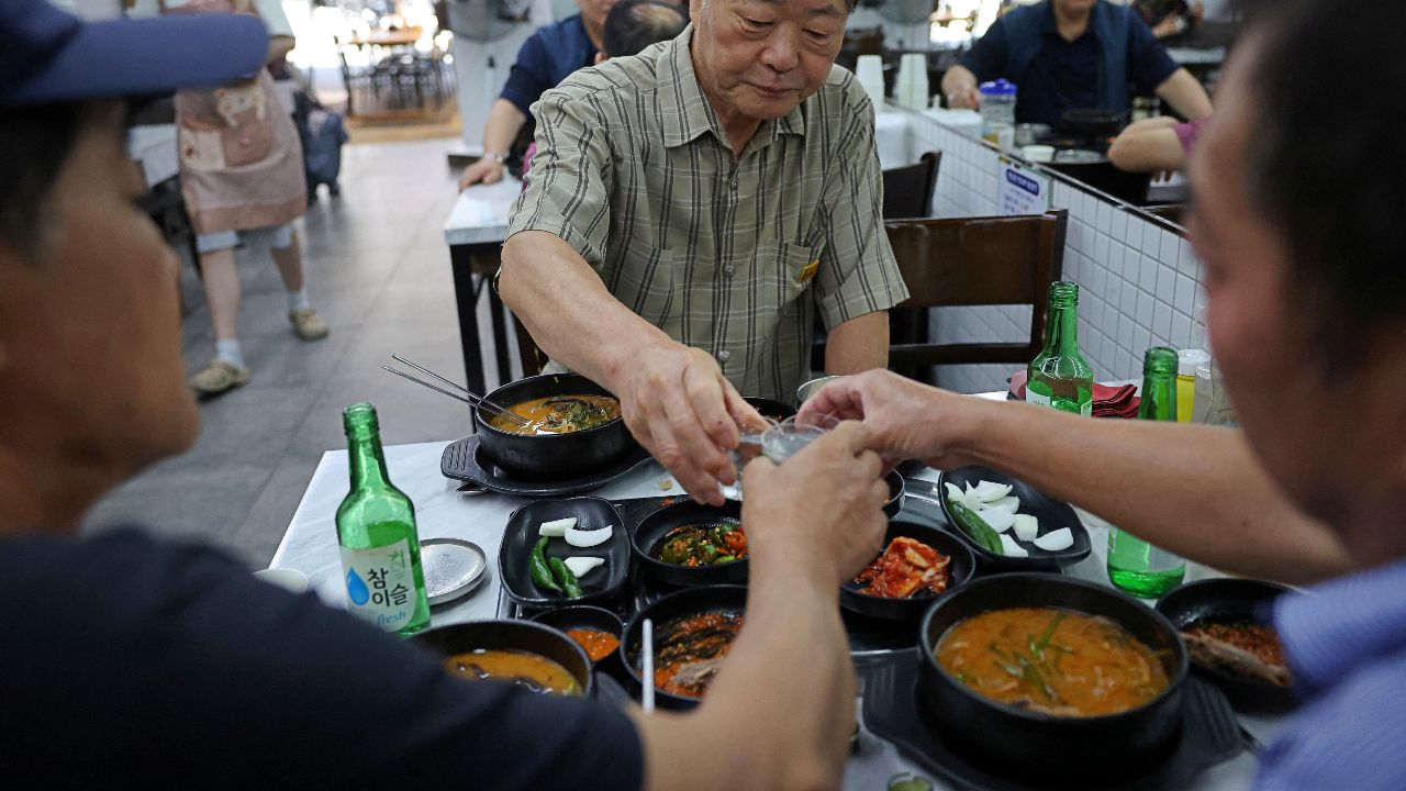 ชาวเกาหลีใต้กิน "เนื้อสุนัข" ทิ้งทายวันคลายร้อน ก่อนกฎหมายสั่งห้ามเด็ดขาดปี 2027