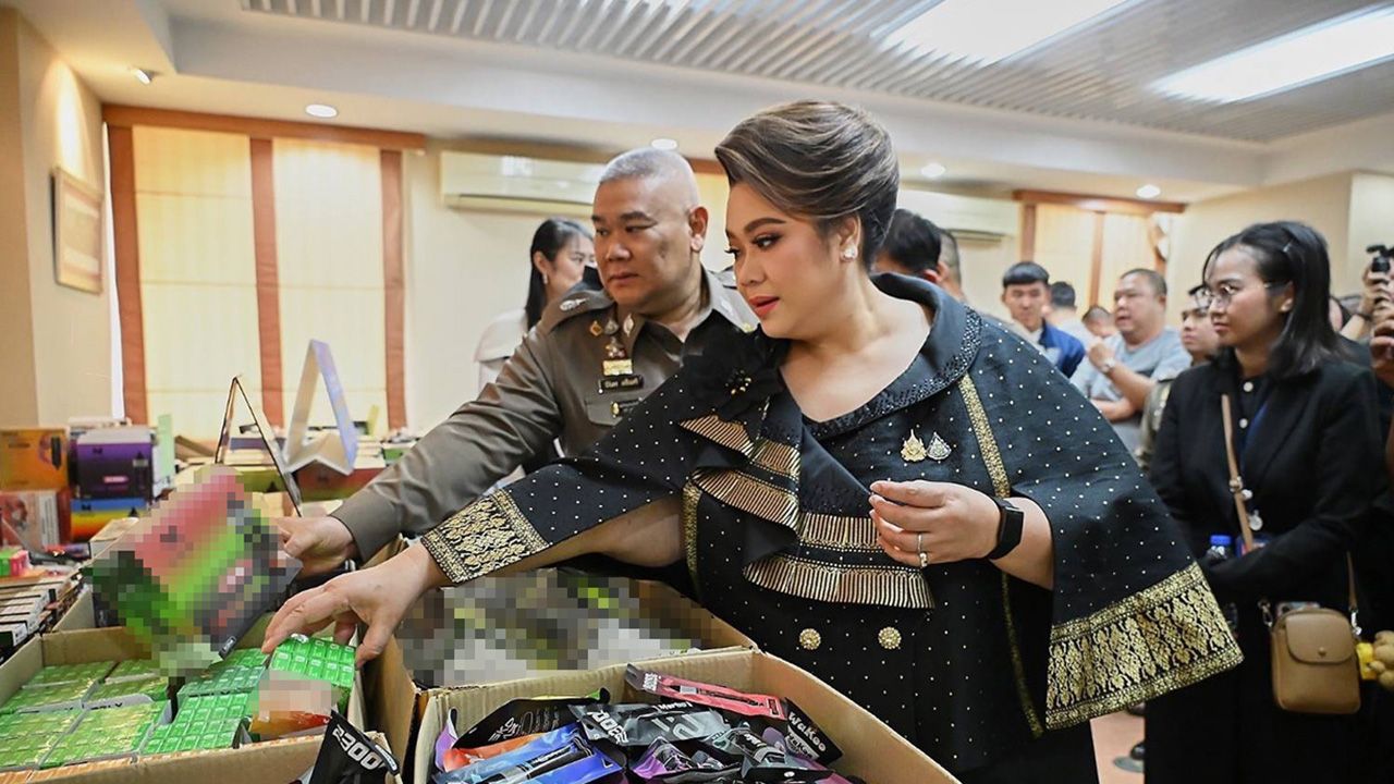 "ศุภมาส" เอาจริง สคบ. ผนึกตำรวจ ทลายโกดังบุหรี่ไฟฟ้าคลองถม ยึด 2 หมื่นชิ้น ฟันโทษหนัก